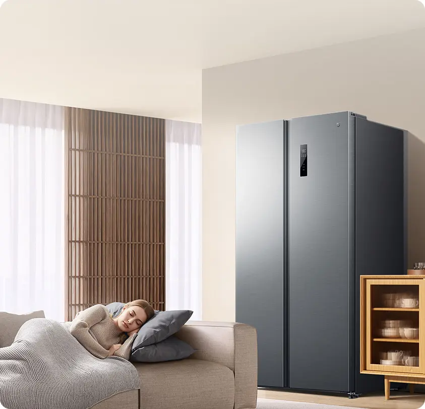 Kobieta odpoczywająca na kanapie obok lodówki Mijia Refrigerator Side-by-Side 621L