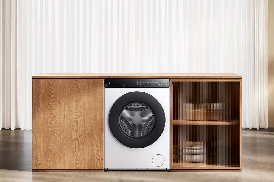 Mijia Front Load Washer Dryer 8kg zabudowana w drewnianej szafce w nowoczesnym wnętrzu