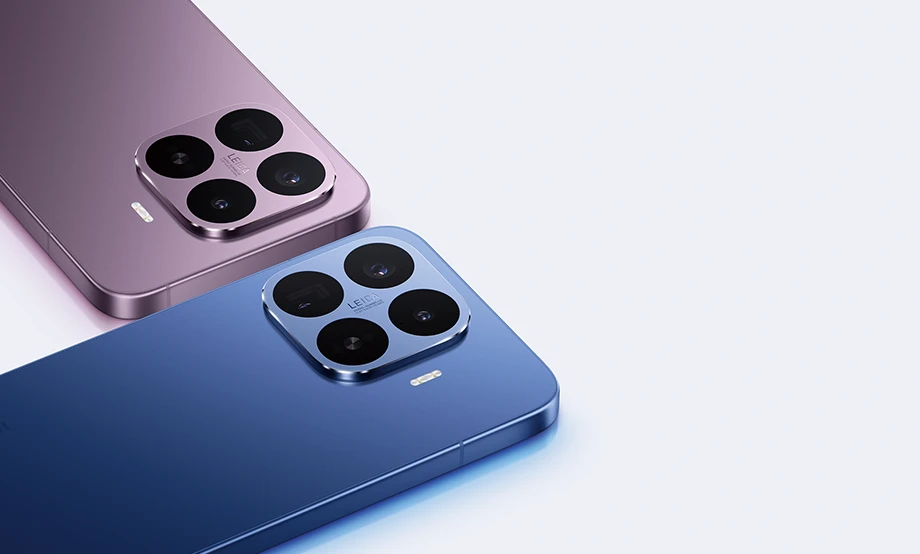 Dwa smartfony Xiaomi w kolorze niebieskim i fioletowym z potrójnym aparatem Leica widoczne od tyłu