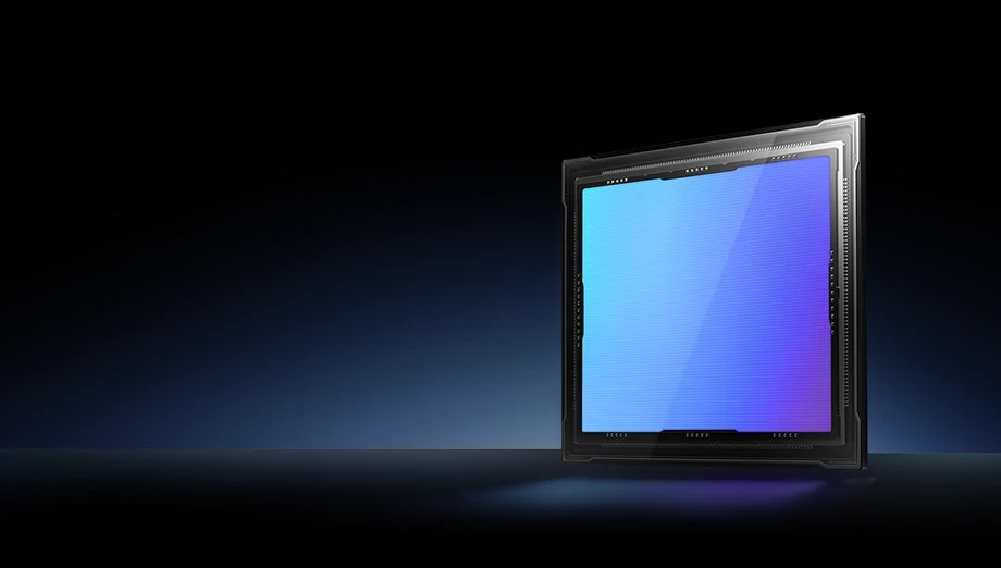Matryca aparatu smartfona Xiaomi przedstawiona na ciemnym tle z niebieskim podświetleniem