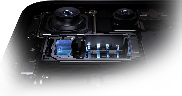 Wnętrze modułu aparatu smartfona Xiaomi z widocznymi soczewkami i matrycą