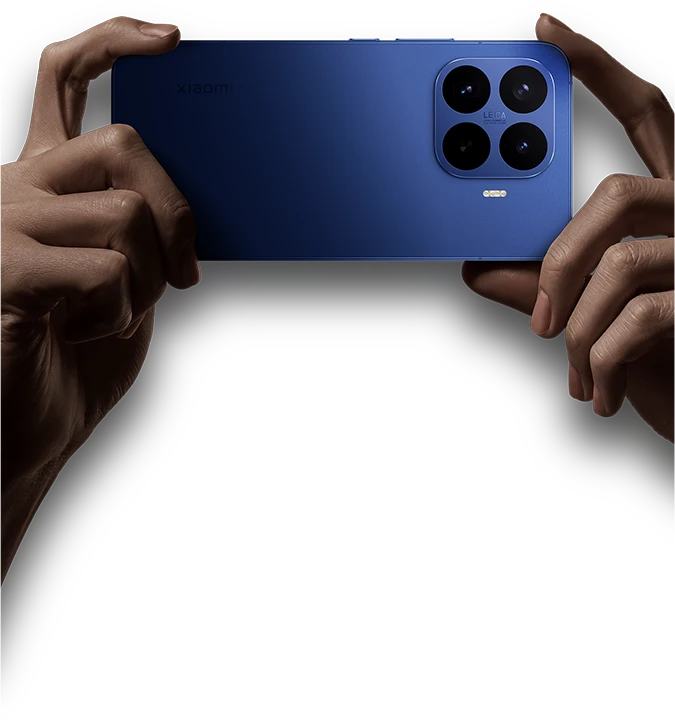 Niebieski smartfon Xiaomi trzymany poziomo w dłoniach z widocznym aparatem Leica