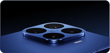 Zbliżenie na moduł czterech aparatów Leica w niebieskim smartfonie Xiaomi