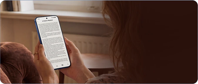 Kobieta czytająca tekst na ekranie smartfona Xiaomi w domowym wnętrzu