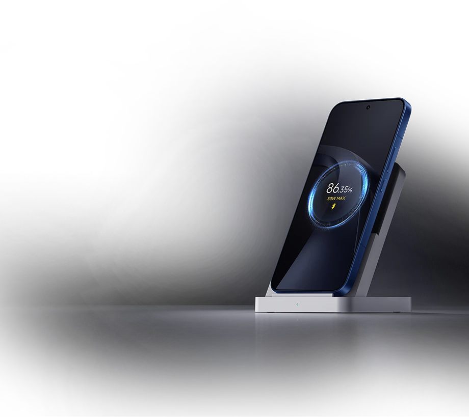Niebieski smartfon Xiaomi ładowany bezprzewodowo na podstawce ładującej