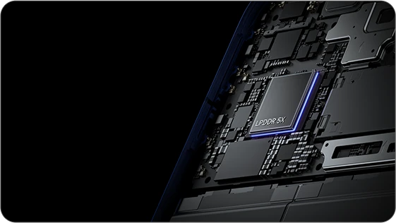 Wnętrze smartfona Xiaomi z podświetloną pamięcią LPDDR5X