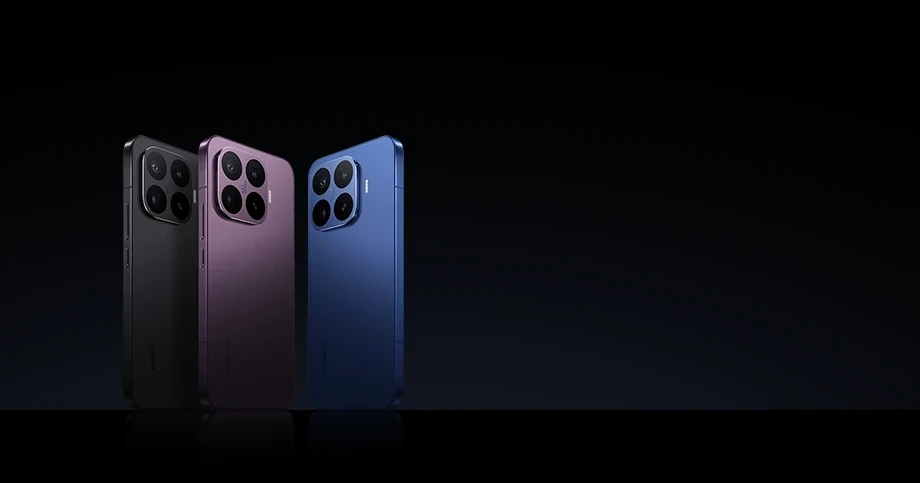 Smartfony Xiaomi w czarnym, fioletowym i niebieskim kolorze ustawione na ciemnym tle