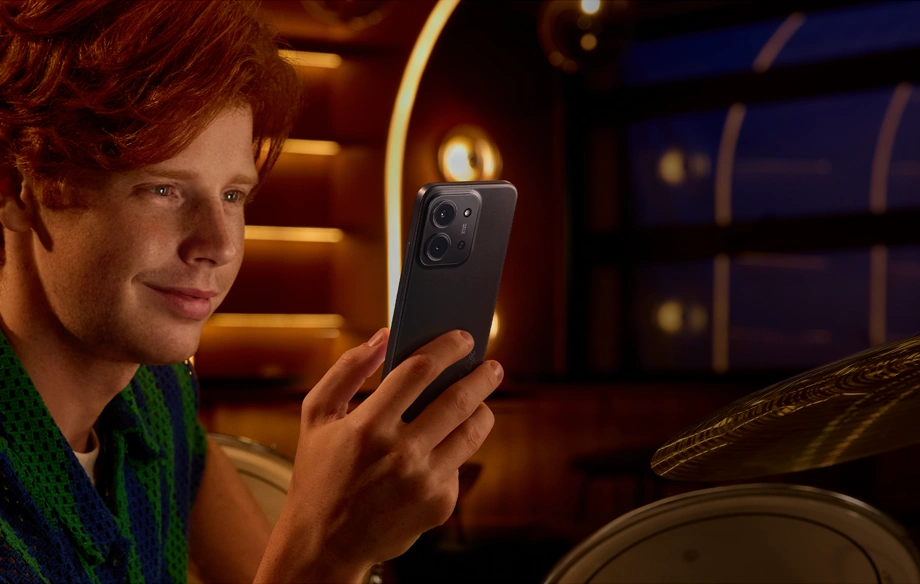 Mężczyzna korzystający z telefonu Redmi 15C