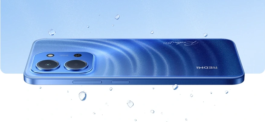 Telefon Redmi 15C z certyfikatem IP64 odporny na kurz i zachlapania, tylny panel w kroplach wody.