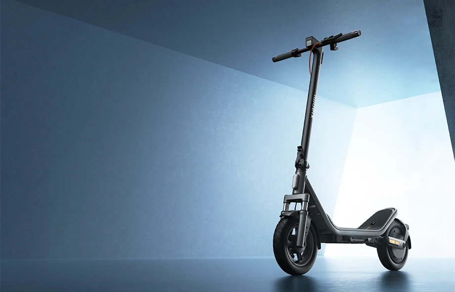 Xiaomi Electric Scooter 6 zaprezentowana w studio na jednolitym tle