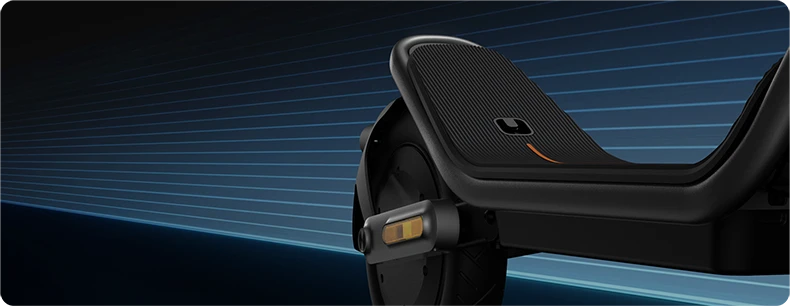 Zbliżenie na tylny podest Xiaomi Electric Scooter 6 z elementem odblaskowym