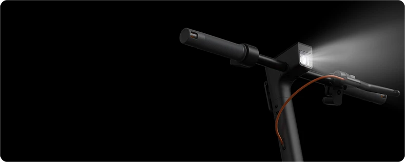 Przednie oświetlenie Xiaomi Electric Scooter 6 włączone podczas jazdy nocą