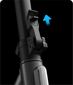 Zbliżenie na mechanizm składania kierownicy w Xiaomi Electric Scooter 6