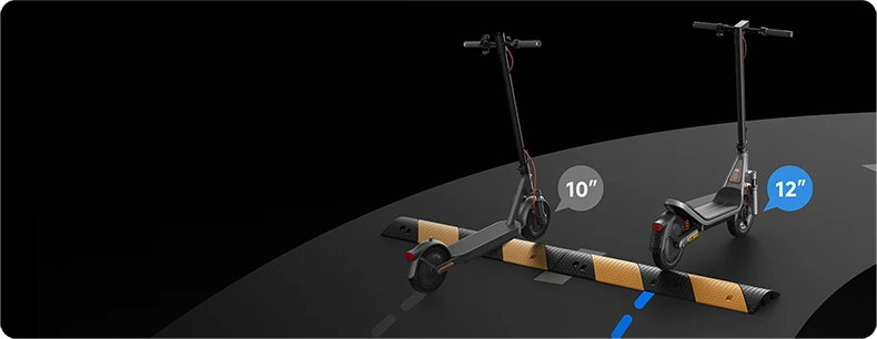 Porównanie Xiaomi Electric Scooter 6 z inną hulajnogą przy pokonywaniu progu zwalniającego.