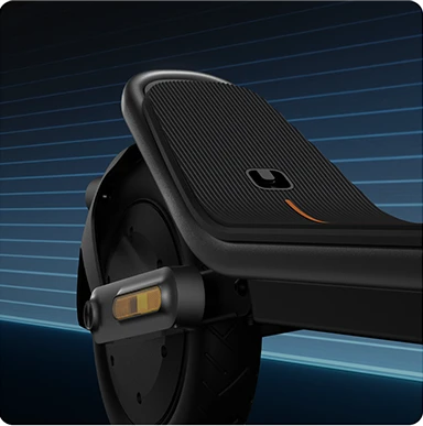 Zbliżenie na podest Xiaomi Electric Scooter 6 z antypoślizgową powierzchnią