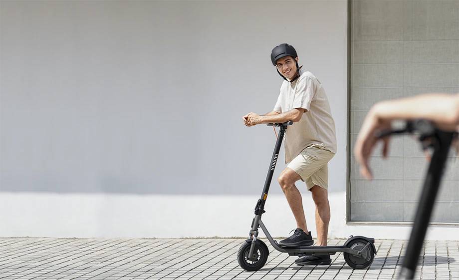 Hulajnoga elektryczna Xiaomi używana przez mężczyznę w kasku