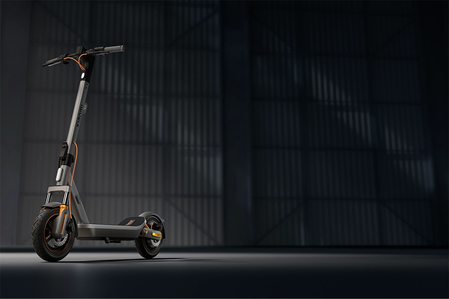 Xiaomi Electric Scooter 6 Max stojąca na ciemnym tle