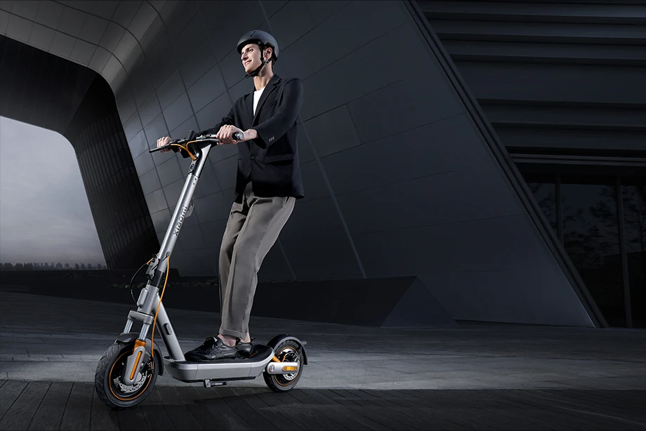 Jazda na Xiaomi Electric Scooter 6 Max w miejskim otoczeniu