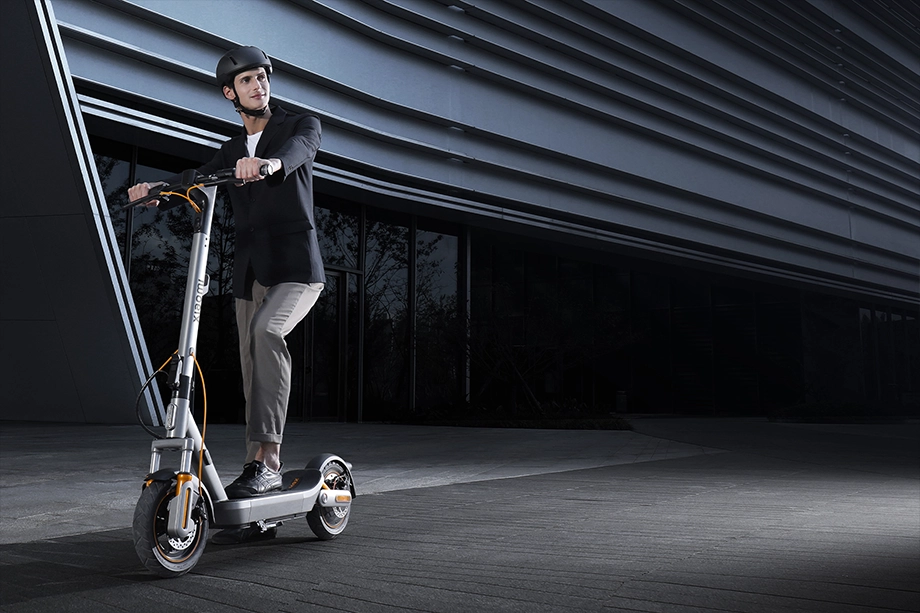Xiaomi Electric Scooter 6 Max w nowoczesnej przestrzeni miejskiej