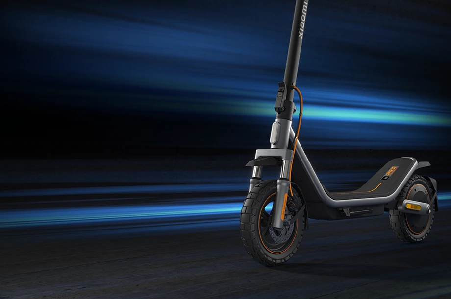 Hulajnoga elektryczna Xiaomi Electric Scooter 6 Pro na tle efektu prędkości