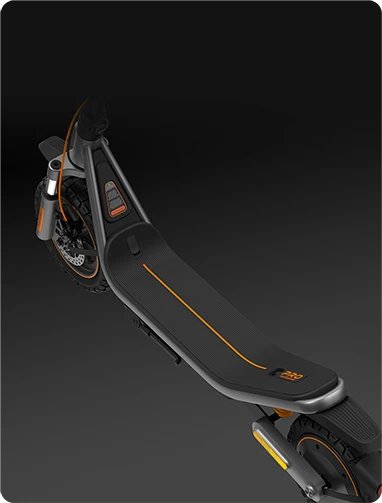 Podest hulajnogi Xiaomi Electric Scooter 6 Pro z antypoślizgową powierzchnią i oznaczeniem Pro