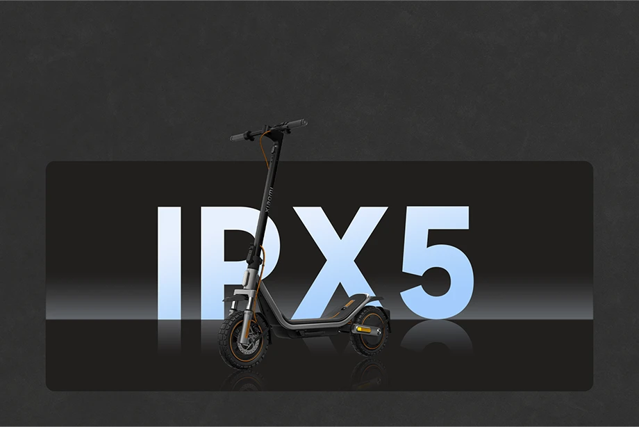 Hulajnoga Xiaomi Electric Scooter 6 Pro z oznaczeniem klasy odporności IPX5 na tle ciemnego tła