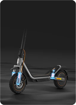 Widok hulajnogi Xiaomi Electric Scooter 6 Pro z podświetlonym zawieszeniem przednim i tylnym
