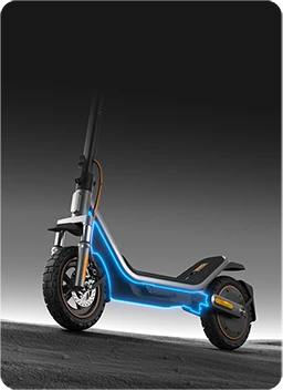 Hulajnoga Xiaomi Electric Scooter 6 Pro z widoczną ramą i podświetlonym obszarem akumulatora