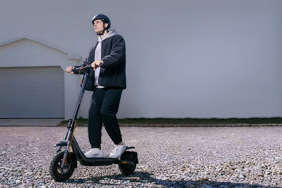 Xiaomi Electric Scooter 6 Pro widok z przodu pod kątem podczas jazdy