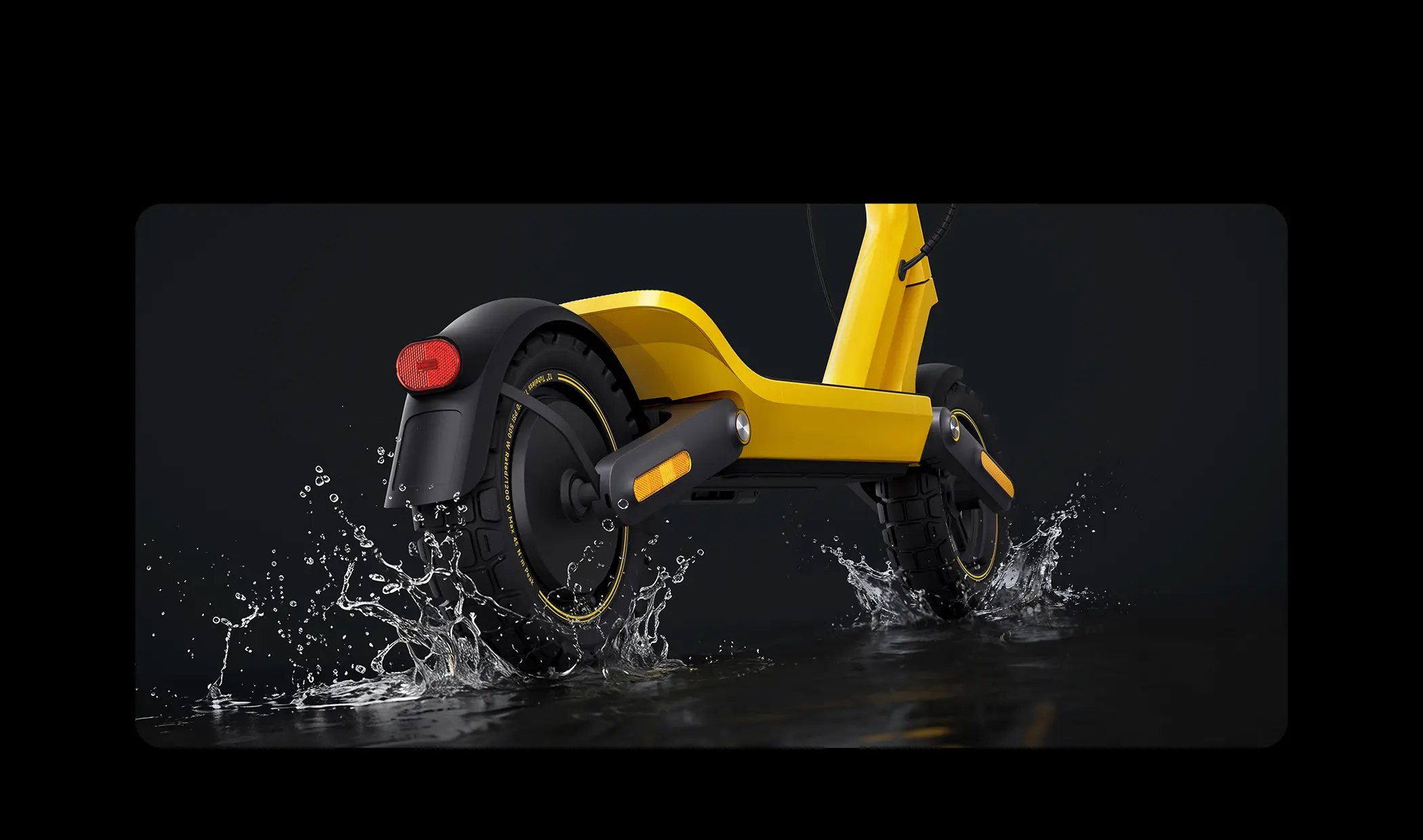 Xiaomi Scooter 6 Ultra przejeżdżająca przez wodę z widocznymi rozpryskami
