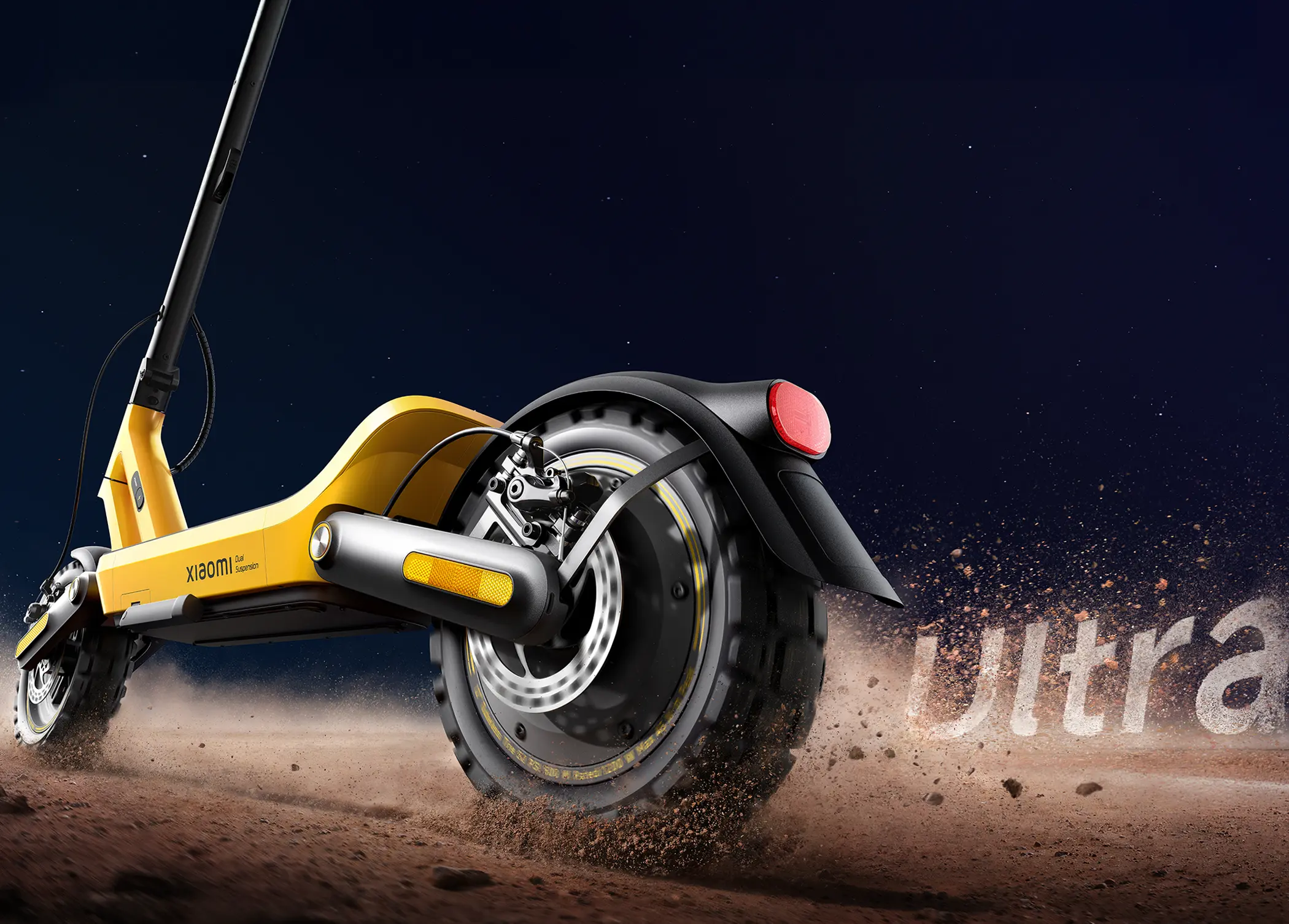 Hulajnoga Xiaomi Scooter 6 Ultra jadąca po szutrowej nawierzchni z unoszącym się pyłem