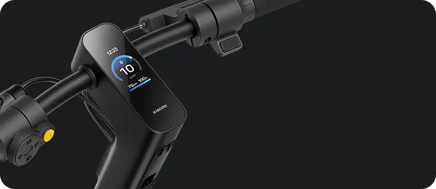 Wyświetlacz Xiaomi Scooter 6 Ultra na kierownicy pokazujący prędkość i poziom baterii
