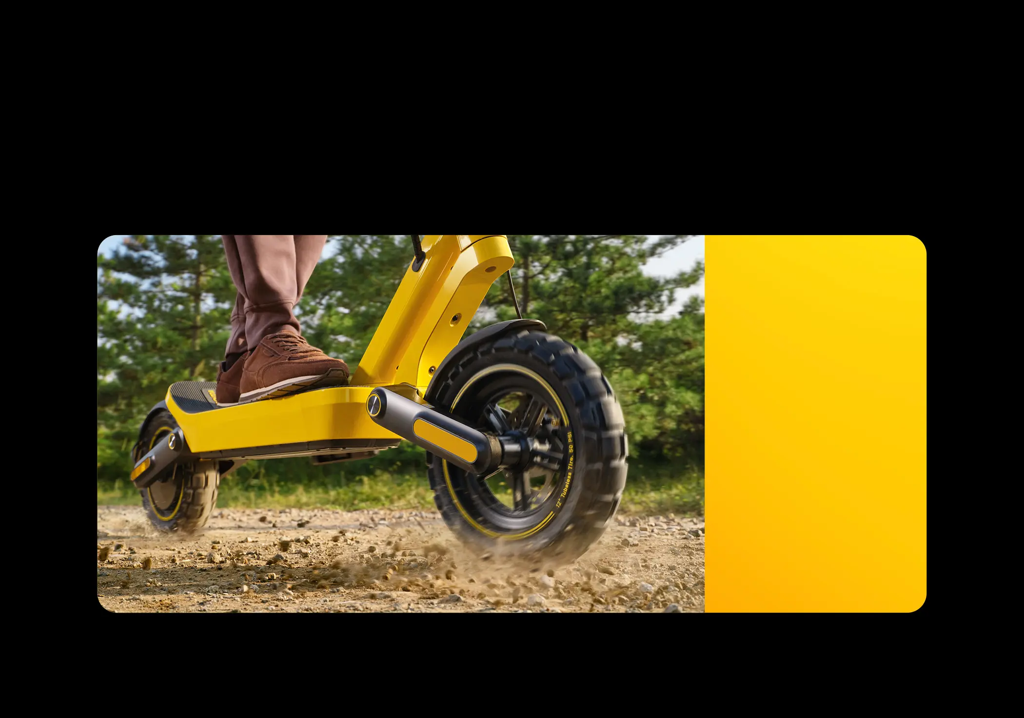 Xiaomi Scooter 6 Ultra podczas jazdy po szutrowej drodze z terenowymi oponami