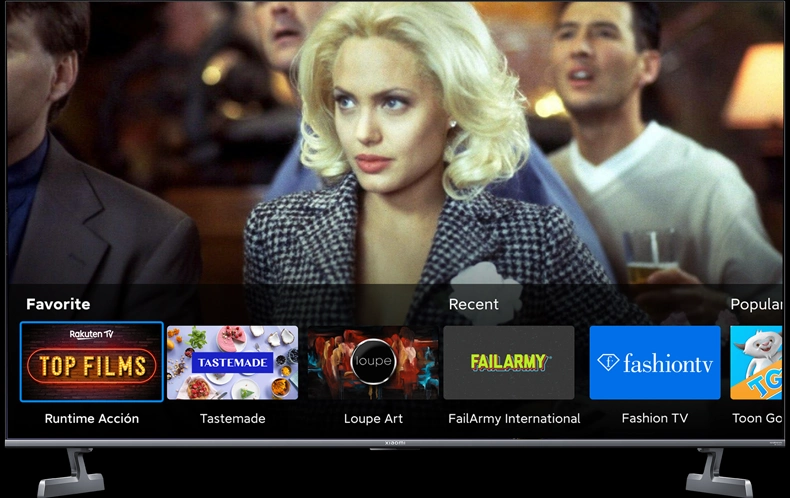 Ekran Xiaomi TV+ z darmową telewizją na żywo – widoczny interfejs z filmami i aplikacjami.