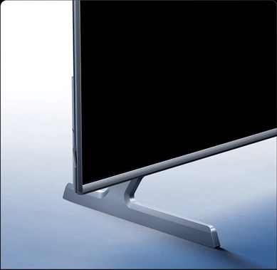 Zbliżenie na dolną część telewizora Xiaomi z metalową podstawą typu blade-edge na jasnym tle.