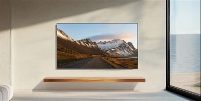 Telewizor Xiaomi TV S Pro Mini LED 2026 wyświetlający wyraźny obraz górskiej drogi bez odbić światła, nawet przy jasnym świetle dziennym