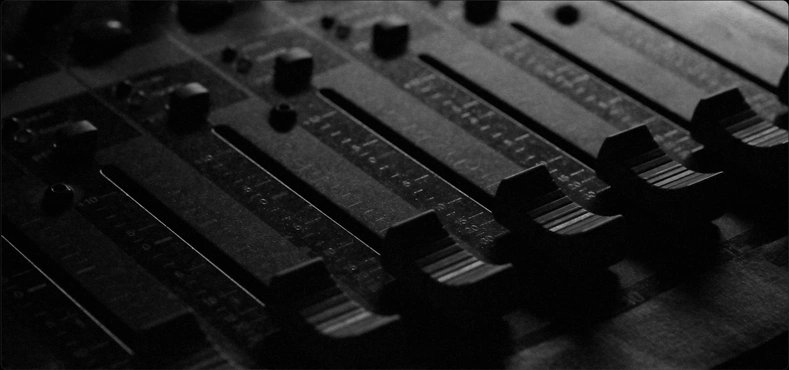 Zbliżenie na panel suwaków audio symbolizujący zaawansowane dostrajanie dźwięku w Xiaomi TV S Pro Mini LED 75 2026