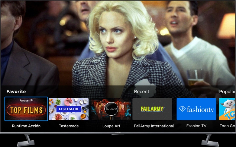 Ekran Xiaomi TV+ z darmową telewizją na żywo – widoczny interfejs z filmami i aplikacjami.