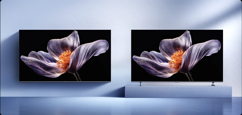 Dwa telewizory Xiaomi obok siebie – jeden zamontowany na ścianie, drugi na podstawce, oba z tym samym obrazem kwiatu.
